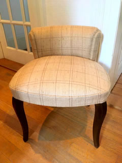 Ancien fauteuil boudoir 50’, ou fauteuil coiffeuse, entièrement rénové, tissu haut de gamme, très confortable, H 56 cm, H assise 41 cm.