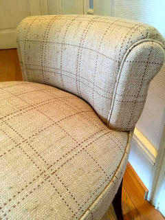 Ancien fauteuil boudoir 50’, ou fauteuil coiffeuse, entièrement rénové, tissu haut de gamme, très confortable, H 56 cm, H assise 41 cm.
