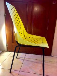 Chaise Fantasia Modèle St Tropez, made in France, structure en acier noir, assise en plastique jaune, hauteur d’assise 45 cm.
