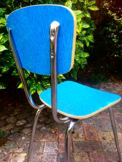 Chaise Formica, très élégante, imprimé bleu à motifs géométriques, rare, structure tubulaire métal chromé, pieds en fuseau.
