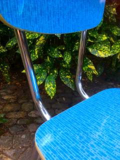 Chaise Formica, très élégante, imprimé bleu à motifs géométriques, rare, structure tubulaire métal chromé, pieds en fuseau.