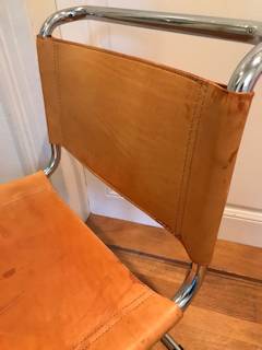 Chaise S 32 du designer Mart Stam, 1960, chaise appelée aussi Cantilever, largement reprise par Marcel Breuer, structure en acier chromé, assise et dossier en cuir, hauteur de l’assise 44 cm.