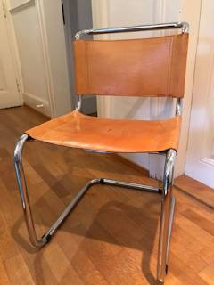 Chaise S 32 du designer Mart Stam, 1960, chaise appelée aussi Cantilever, largement reprise par Marcel Breuer, structure en acier chromé, assise et dossier en cuir, hauteur de l’assise 44 cm.