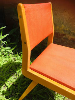 Chaise Skaï orange, structure bois, pieds compas, dans son jus.