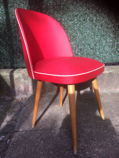 Chaise tonneau 50’, structure bois, revêtement vinyl rouge d’origine, en très bon état.