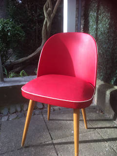 Chaise tonneau 50’, structure bois, revêtement vinyl rouge d’origine, en très bon état.