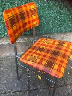 Duo de chaises, chaises de cuisine des années 60/70, entièrement d’origine, structure en métal chromé, assise et dossier confortables, recouverts de skai, motifs à carreaux, couleur dominante orange, la mousse ayant gardé sa densité.