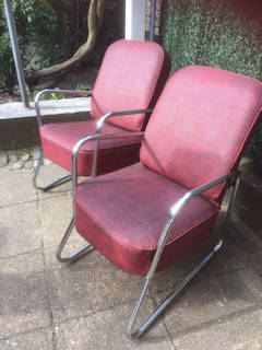 Duo de fauteuils style Bahaus, , structure tubulaire en acier chromé, assise et dossier en Skaï d’origine, dimensions : H assise 43, H 80, L 47.