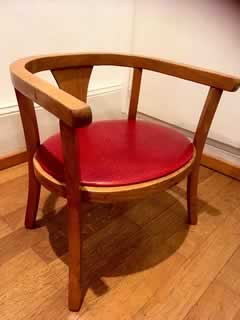 Siège Baumann en bois, assise recouverte de Skaï rouge, hauteur assise 24cm, hauteur dossier 38cm.