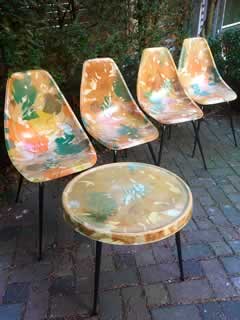 Salon de jardin, 4 chaises et 1 table basse, en fibre de verre, piètement tubulaire, conique, noir, interprétation française (fabrication La Cigogne) de la DSW de Eames.