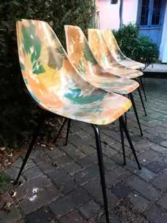 Salon de jardin, 4 chaises et 1 table basse, en fibre de verre, piètement tubulaire, conique, noir, interprétation française (fabrication La Cigogne) de la DSW de Eames.