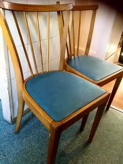 Chaises, duo de chaises en bois et Skaï, cuisine ou salle à manger rétro.