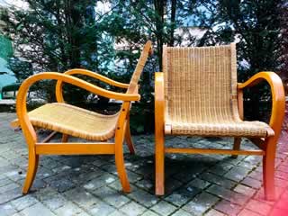 Set de 2 fauteuils osier, structure bois, élégants et robustes à la fois, années 50.