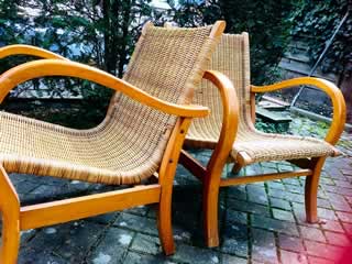 Set de 2 fauteuils osier, structure bois, élégants et robustes à la fois, années 50.