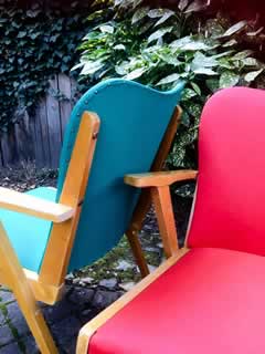 Set de 2 fauteuils bridge, de couleur rouge et vert, structure bois, revêtement Skaï d’époque, en parfait état.