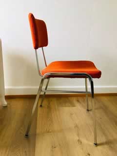 Chaise 70', structure inox, tissu d'origine de belle couleur orangée, tendance de l'époque,