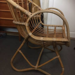 Iconique fauteuil en rotin des années 50, idéal par sa structure légère en intérieur et extérieur, dans son jus.