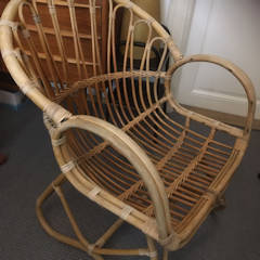 Iconique fauteuil en rotin des années 50, idéal par sa structure légère en intérieur et extérieur, dans son jus.