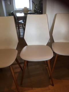 Lot de 6 chaises bois et Skaï bicolore, dossier blanc cassé, assise de couleur taupe re tapissée, très confortables, de très bonne facture.