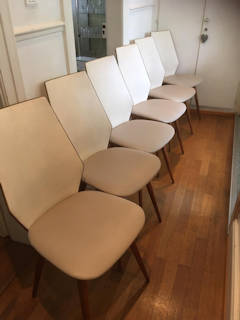 Lot de 6 chaises bois et Skaï bicolore, dossier blanc cassé, assise de couleur taupe re tapissée, très confortables, de très bonne facture.