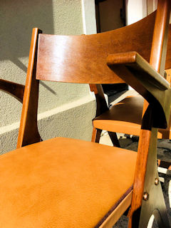 Paire de chaises, structure bois, assise cuir, accotoirs bois.