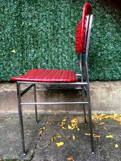 Paire de chaises de cuisine, des années 60/70, authentiques, à couleur dominante rouge, structure métal chromé, assise et dossier confortables, recouverts de skai, motifs à carreaux ( la mousse a gardé sa densité), 65 l’unité.