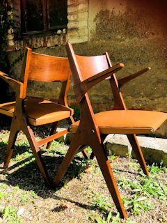 Paire de chaises, structure bois, assise cuir, accotoirs bois.