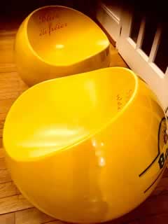 Pouf ball chair, 2 fauteuils « boule » publicitaires pour une bière luxembourgeoise, design dans l'esprit de Finn Stone pour XL Boom. Matière en abs recyclé, laqué, dim : diamètre 55 ; H 50 , hauteur d’assise 33.