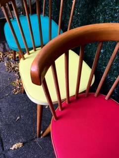 Série de 4 chaises en bois massif clair, assise recouverte de vynil d’époque, stable et robuste, 1 couleur/ 1 chaise, excellent état de conservation. Dimensions : l 38 cm, P 40 cm, H 80 cm, hauteur de l’assise: 46 cm.