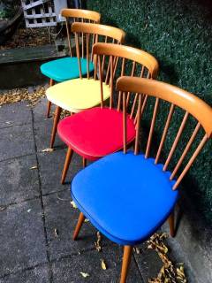 Série de 4 chaises en bois massif clair, assise recouverte de vynil d’époque, stable et robuste, 1 couleur/ 1 chaise, excellent état de conservation. Dimensions : l 38 cm, P 40 cm, H 80 cm, hauteur de l’assise: 46 cm.