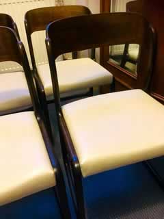 Suite de 4 chaises Baumann, modèle « traîneau ». Structure en bois foncé courbé, restauration complète des assises par un tapissier, tissu d’ameublement Skaï de couleur crème, hauteur de l’assise 45; dim: H 81 ; L 48 ; P 48.