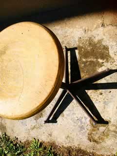 Tabouret d’atelier ancien, pivotant, réglable en hauteur, assise en bois, diamètre 30 cm, H mini 52/ H maxi 72.
