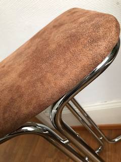 Tabouret de bar 70’, piétement chromé avec quelques petites marques d’usure, assise nouvellement tapissée, dimensions : H 70 cm, L 36,5 cm, P 30,5 cm.