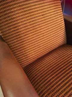 Véritable fauteuil vintage, dans son jus, accoudoirs en skai marron, assise et dossier en tissu d'origine, pieds en métal, finition laiton, dimensions: L 70, H et P 86, hauteur assise 38.