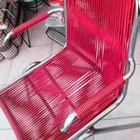 Chaise avec accoudoirs en métal chromé et scoubidou rouge des années 50.