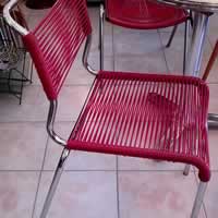 Chaise vintage en métal chromé et scoubidou rouge des années 50.