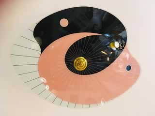 Suspension en verre decoré et tige laiton - forme disque palette design - années 1950