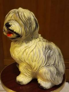Bobtail en céramique émaillée, chien de berger ancestral anglais, hauteur 33 cm, base 30 cm.