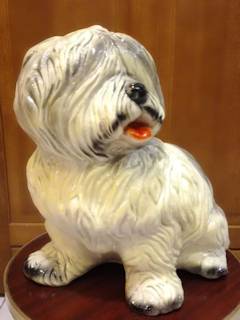 Bobtail en céramique émaillée, chien de berger ancestral anglais, hauteur 33 cm, base 30 cm.