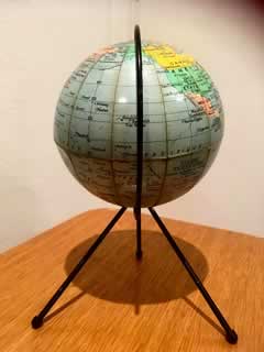 Globe terrestre, petite dimension sur trépied métal, hauteur 18cm.