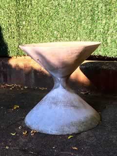 Jardinière forme diabolo dans le style de Willy Guhl (1970), en fibrociment, peut être placée à l’intérieur tout comme à l’extérieur, diamètre 47,5 cm, H 46,5 cm.