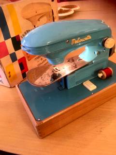 Jouet ancien machine à coudre, « Ma Cousette », fonctionne manuellement, une pile alimente l’ampoule pour éclairage, très belle édition des années 60, boîte d’origine abîmée.