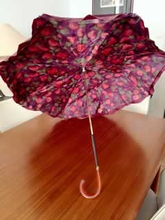 Parapluie femme des années 60, structure métal, longueur parapluie fermé : 80 cm environ.