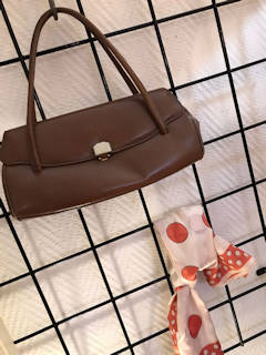 Petit sac à main de soirée, en cuir chocolaté clair, dimensions : L 28 cm, H 13,5 cm hors anses, H 26,5 cm anses comprises.