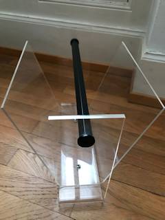 Porte revue Omega en plexiglass, par David Lange pour Roche Bobois, dimensions : L 49,5 cm, H 30 cm, P 28,5 cm.
