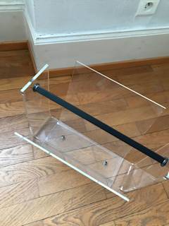 Porte revue Omega en plexiglass, par David Lange pour Roche Bobois, dimensions : L 49,5 cm, H 30 cm, P 28,5 cm.