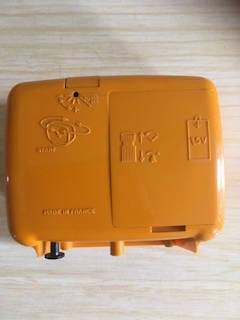 Réveil Vedette rétro en plastique orange, aiguilles fluo, bouton poussoir pour éteindre la sonnerie, pile 1,5V non incluse, fonctionne parfaitement, dimensions :  L 10, H 9, P 5,5 cm.
