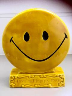 Tirelire Smiley, en céramique, Treasure Craft, inscription à sa base « Have a happy day », rare, chiné aux USA, H 15,5 ; L 12.