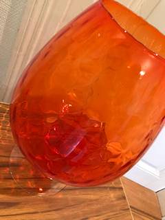 Vase en verre d’Empoli, calice de couleur orangée, dimensions : H 32 cm, diamètre Max 22 cm.