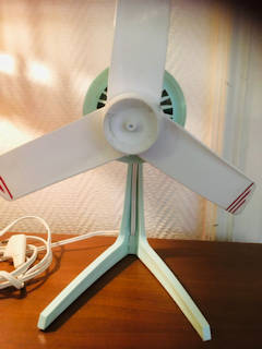 Ventilateur Calor, vert layette, pales blanches, souples, en très bon état de fonctionnement .
